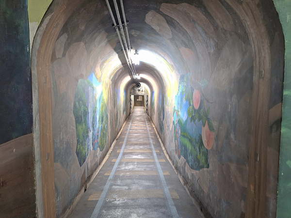 桃園復興角板山戰備隧道位於角板山行館內，3D彩繪牆增加生動感