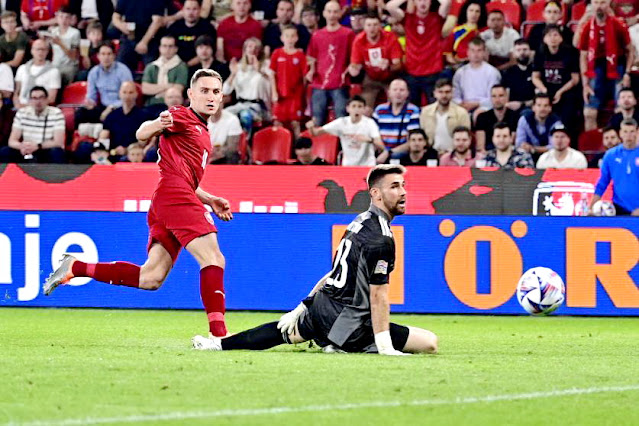 Jan Kuchta supera a Unai Simón para marcar el segundo gol checo. SELECCIÓN DE REPÚBLICA CHECA 2 SELECCIÓN DE ESPAÑA 2 Domingo 05/06/2022, 20:45 horas. Liga de Naciones de la UEFA, fase de clasificación, Grupo A2, jornada 2. Praga, República Checa, Sinobo Stadium.