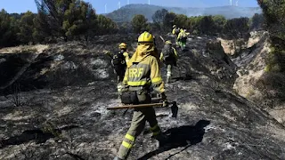 10 injured while getting off a train near a forest fire in Spain Spanish authorities say a number of train passengers were injured while trying to escape, as the train driver was preparing to change course due to forest fires.  Ten people were injured on Wednesday while trying to escape from a train that was passing by a wildfire area in eastern Spain.  The authorities said that a number of train passengers were injured while trying to get out of it, while the driver was asking them to wait while he was working to change its course, according to the Associated Press.  The train had been running in the Valencia region since Tuesday evening, when the driver decided to reverse course due to the bushfires.  For their part, officials said that some passengers disembarked from the train when it stopped in a rural area, including those who smashed windows to escape.  And eastern Spain is still suffering from wildfires burning since last Saturday.  A larger fire around the Val d'Ebo has forced more than 1,500 people to evacuate towns and villages since the weekend.