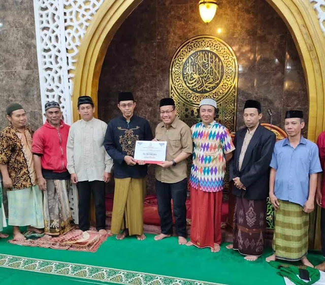 Sekwan DPRD Serahkan Dana Hibah Pemkot Makassar di Masjid Jannatul Firdaus Pada Kegiatan Safari Ramadhan