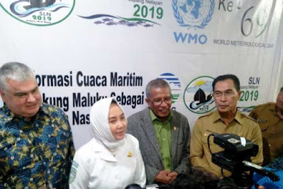 Ambon, Malukupost.com - Peristiwa erupsi gunung bawah laut yang terjadi tanpa ada guncangan gempa bumi namun tiba-tiba terjadi gelombang air pasang (tsunami) seperti di Selat Sunda bisa terjadi di Maluku. "Selama ini seluruh dunia melakukan pemantauan dan pengamatan dini tsunami berdasarkan kejadian gempa bumi yang ada di dasar laut, misalnya gempa dasar laut dengan magnitudo 7 bisa membangkitkan tsunami, dan seluruh dunia menggunakan sistem itu," kata Kepala Pusat BMKG, Dwikorita Karnawati di Ambon, Senin (25/3).