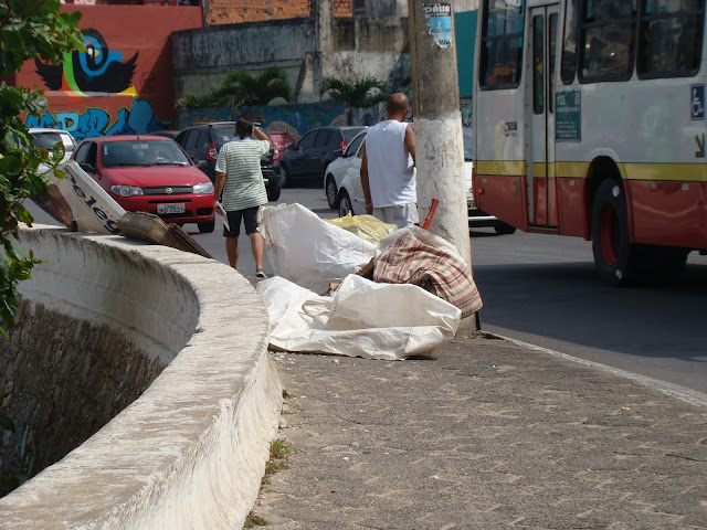  Mutirão retira mais de uma tonelada de lixo das praias do Rio Vermelho