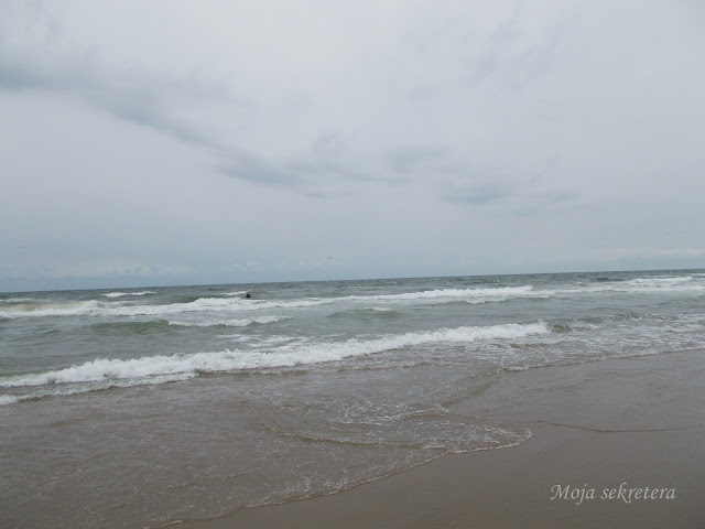 widok na morze z kawałkiem plaży