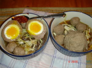 Makanan Khas Indonesia Bakso telur setengah matang