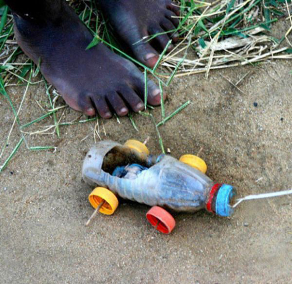 Crianças africanas criam brinquedos com lixo