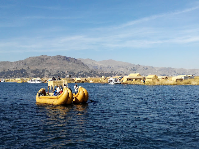 Islas flotantes de Los Uros en Lago Titicaca, Perú