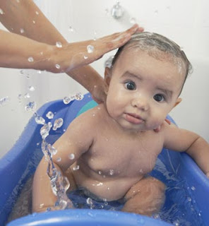 MAMA BAÑANDO A HIJO