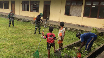 Satgas Yonif Raider 300 Bersama Guru dan Warga Bersih-Bersih Sekolah Di Pedalaman Papua