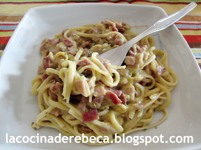 Tallarines con crema de puerro y calabacín