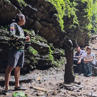 El guía de El Churo destaca la importancia geológica y ancestral del lugar a los visitantes.