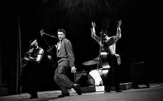 Elvis on stage 1 - 28 - 56</h3>
