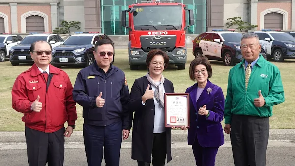 ▲帝寶工業股份有限公司今日由董事長謝綉氣與執行長許叙銘捐贈價值2256萬元的10輛巡邏車及1輛化學消防車給彰化縣警察局與消防局，由王惠美縣長親自接受捐贈，並回贈感謝狀合影留念，場面溫馨隆重。（記者林明佑攝）