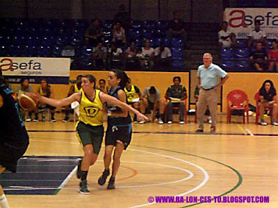 Paul Westhead observando el juego