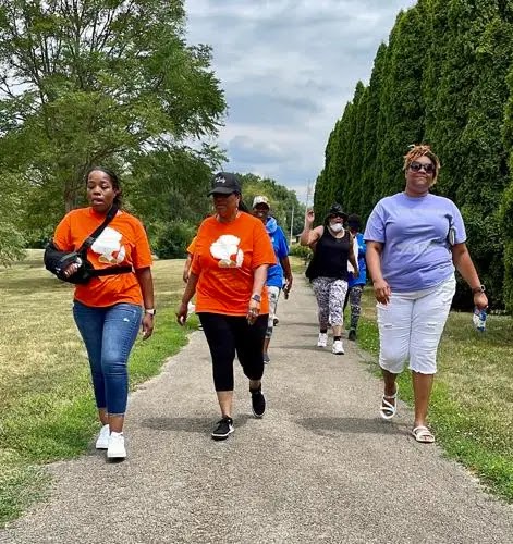 Os participantes da primeira Caminhada Evangélica da Tomada do Templo passeiam pela trilha na parte de trás do Parque Pulaski em Anderson na tarde de sábado.