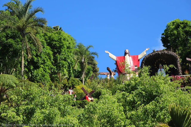 The view from below of Kamay ni Hesus