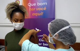 Dom João Becker inicia aplicação da segunda dose da CoronaVac em funcionários 