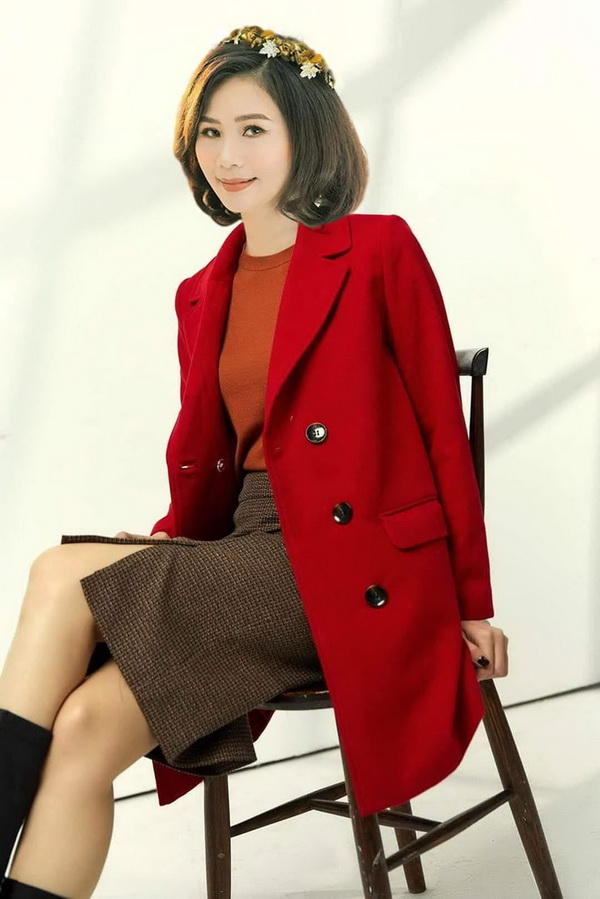 Thiếu nữ ngồi ghế dựa lưng áo khoác đỏ