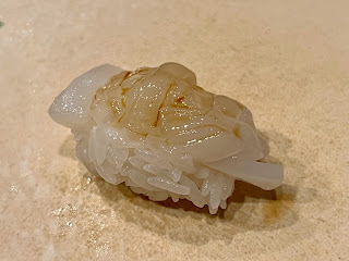 すしさとる　白イカ握り