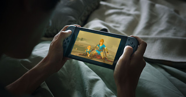 Imagem de uma pessoa jogando The Legend of Zelda: Breath of the Wild de maneira portátil no Nintendo Switch.