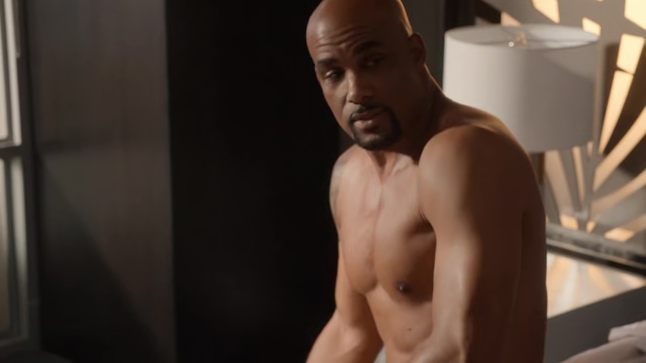 ausCAPS Boris Kodjoe shirtless in Station 19 6-06