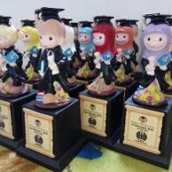 jual boneka wisuda,  kado boneka wisuda,  harga boneka wisuda,  souvenir boneka wisuda,  boneka wisuda,  boneka wisuda couple,  boneka wisuda,piala wisuda,patung wisud paud,patung wisuda paud tk