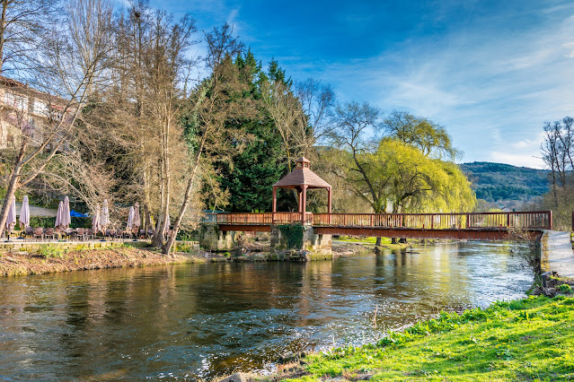 Imagen del Puente de madera sobre el río Arnoia