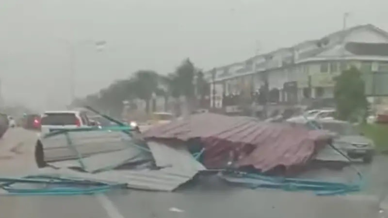 [VIDEO] Hujan lebat beserta ribut rosakkan beberapa premis sekitar Kota Bharu