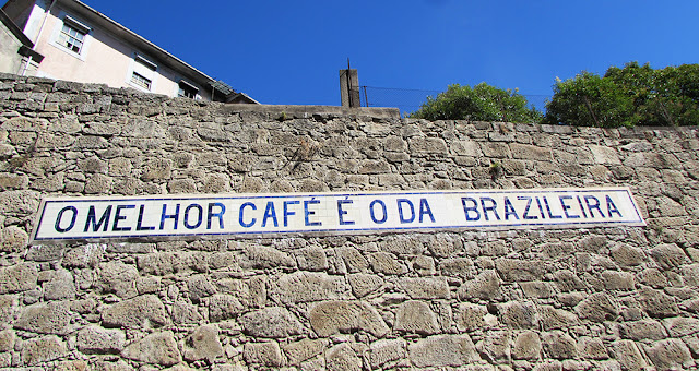 muro de pedras com os azulejos: o melhor café é o da brazileira