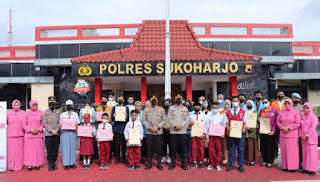 Polres Sukoharjo Berikan Beasiswa Bantuan Pendidikan kepada Putra Putri Anggota yang Berprestasi