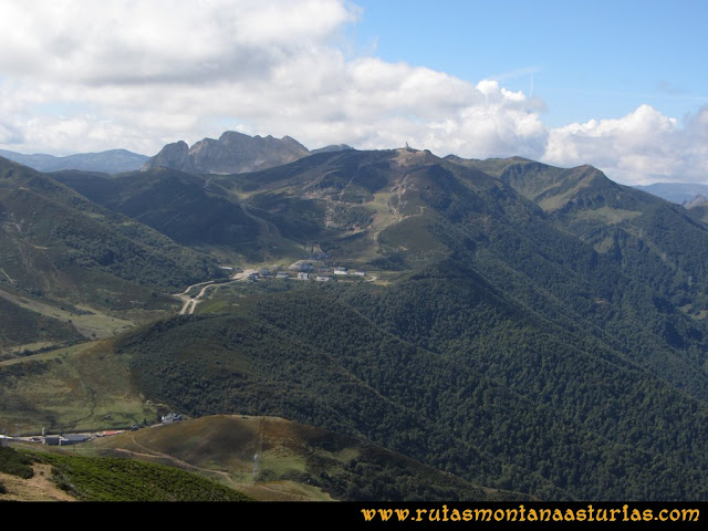 Ruta Pico Cellón. Vista de la estación de sky Valgrande - Pajares desde el Cellón