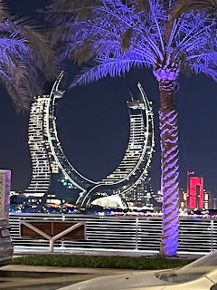 برج الهلال في الدوحة قطر عشية افتتاح كاس العالم 2022