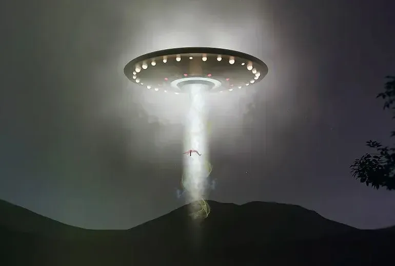 Alien abduction video commented by Ex-MoD chief: It’s a hoax or genuinely spooky