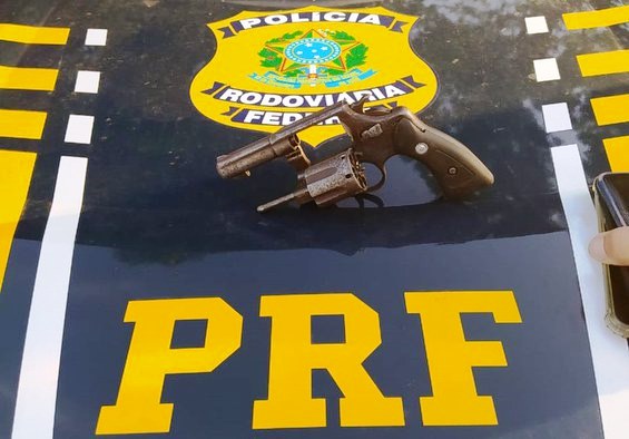 PRF apreende revólver, recupera motocicleta roubada e prende integrante de facção criminosa em Parnaíba