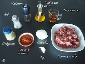 Musaka, plato tradicional de la cocina griega, es un pastel de berenjenas y carne picada, cubierto con bechamel y gratinado con queso