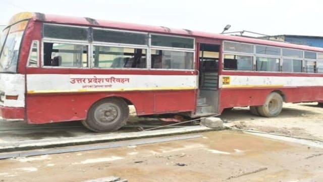 bus-is-closed-on-tadighat-bara-highway-for-decades