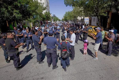 RÍO NEGRO Tras movilización, comenzó reunión de policías con Gatti en Cipolletti