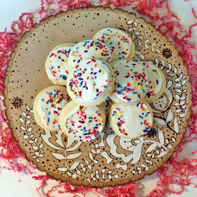 Make this wood burned cookie plate out of an @walnuthollow1 basswood round! tutorial by @punkprojects