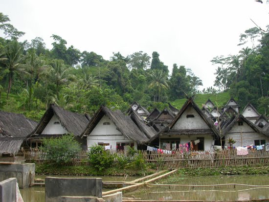 Bentuk, Letak, dan Arah Rumah di Kampung Naga  arsip kula