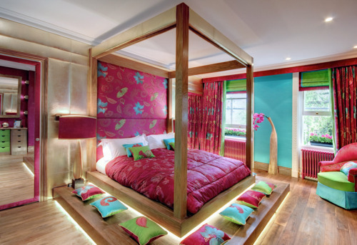 DORMITORIO PARA JOVENCITA en FUCSIA TURQUESA VERDE Y MADERA via www.dormitorios.blogspot.com