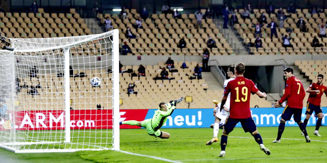 Ferran Torres recoge el rechace del travesaño al cabezazo de Dani Olmo para batir a Neuer. SELECCIÓN DE ESPAÑA 6 SELECCIÓN DE ALEMANIA 0. 17/11/2020. Liga de Naciones de la UEFA, 2ª edición, Grupo IV, jornada 6. Sevilla, España, estadio Olímpico de La Cartuja.