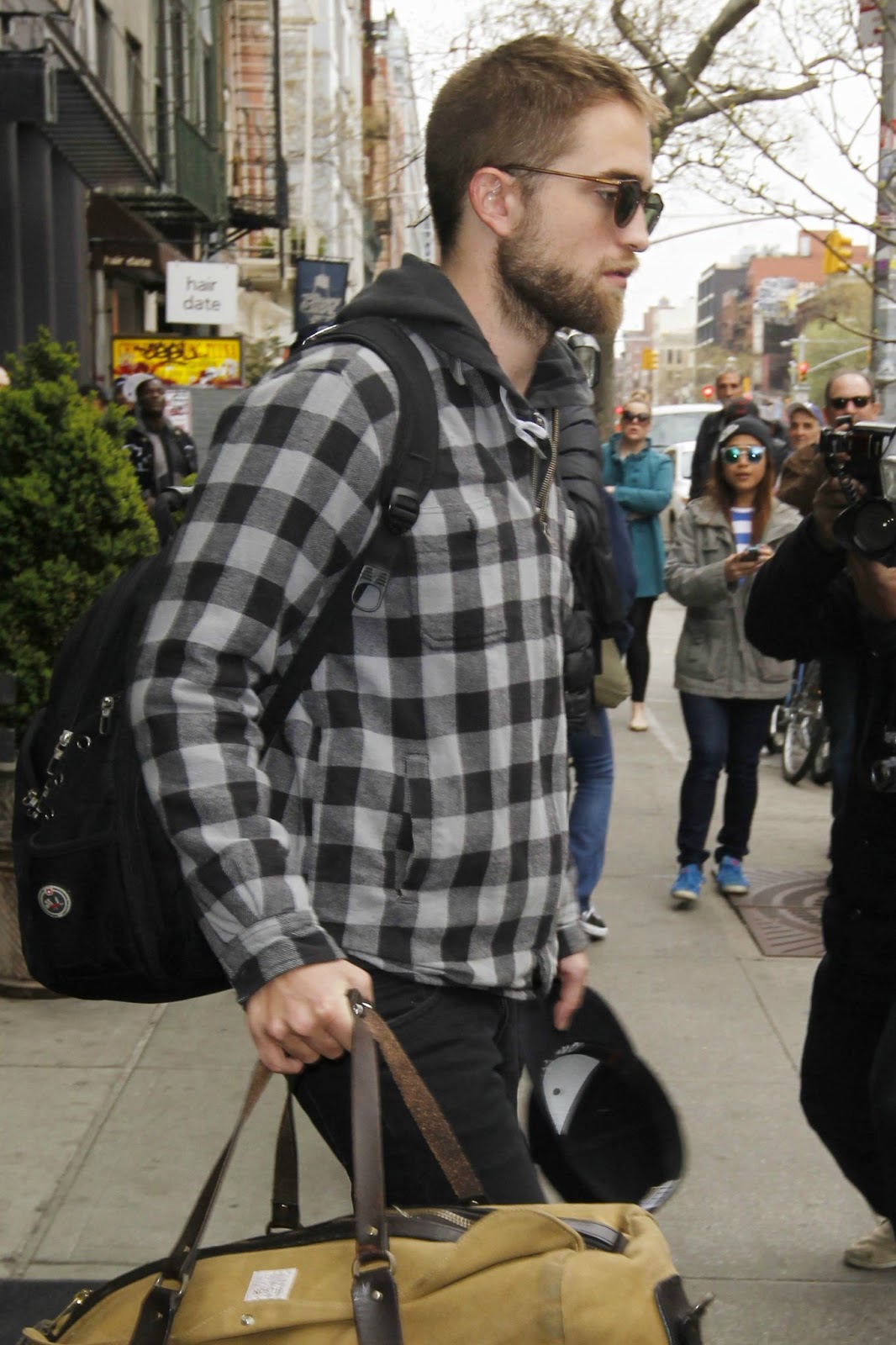 ... Robert Pattinson Checks Out NY Hotel & Arriving At JFK Airport(4/23