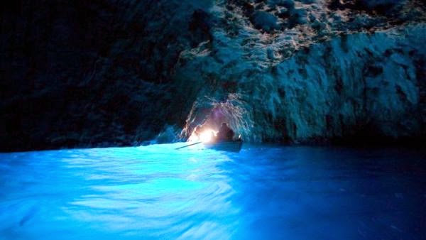 ... merupakan gua laut di sebuah pulau kecil yang berada di Filfa, Malta