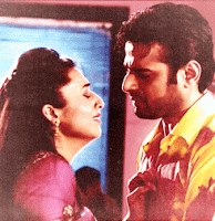 Sev Yeter Raman Kumar Omprakash Bhalla Kim? Karan Patel:  Bir zamanlar karısına deli gibi aşık olan Raman, artık kimseye güvenmeyen ve aşırı derecede öfkeli bir insan haline dönüşmüştür. Geçmiş deneyimleri ilişkilere olan inancını yerle bir etmiştir. Bu karaktere hayat veren oyuncu Karan Patel; 23 Kasım 1983 tarihinde Hindistan’ın Calcutta şehrinde doğmuştur. Oyunculuğun yanı sıra sunuculuk da yapan Karan Patel, 2004 yılından itibaren birçok dizi ve projede yer almıştır.
