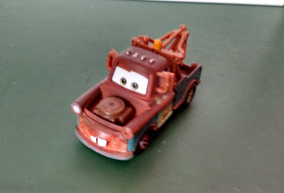 Miniatura de metal do carro guincho Tom Mater do desenho Carros Disney - 8 cm  R$ 25,00