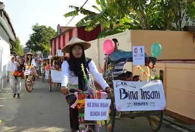 KB Bina Insani Gelar Pawai Becak