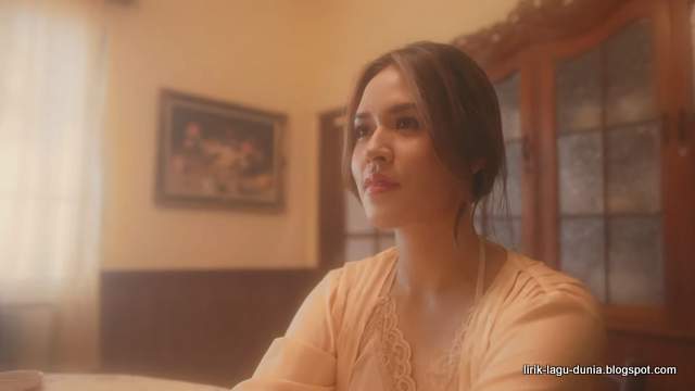 Lirik Lagu Raisa - Nyaman Tak Cukup