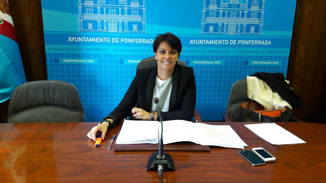 La portavoz de Ciudadanos Ponferrada, Rosa Luna, en rueda de prensa.