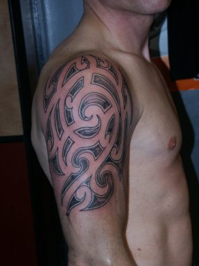 Shoulder tattoo with short big lines