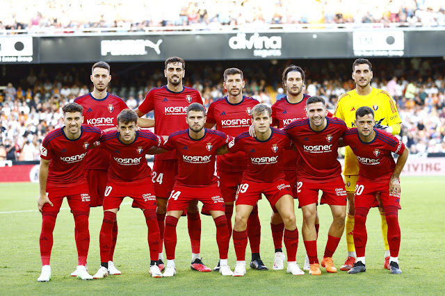 CLUB ATLÉTICO OSASUNA. Temporada 2023-24. Raúl García, Alejandro Catena, David García, Juan Cruz, Sergio Herrera. Kike Barja, Aimar Oroz, Iker Muñoz, Pablo Ibáñez, Jesús Areso, José Arnaiz. VALENCIA C. F. 1 🆚 CLUB ATLÉTICO OSASUNA 2 Domingo 27/08/2023, 19:30 horas. Campeonato de Liga de 1ª División, LaLiga EA Sports, jornada 3. Valencia, Camp de Mestalla: 42.474 espectadores. GOLES: ⚽0-1: 24’, Aimar Oroz, de penalti. ⚽1-1: 80’, Hugo Duro. ⚽1-2: 90+5’, Nacho Vidal.