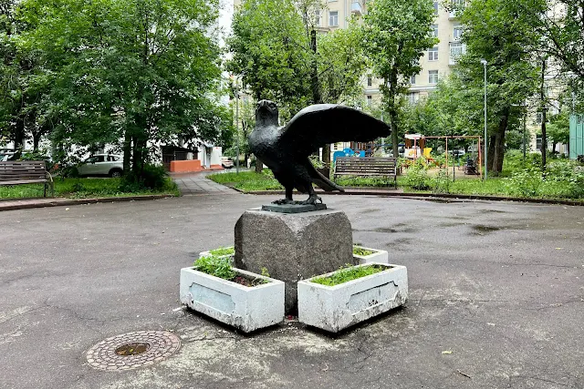 Щербаковская улица, дворы, скульптура «Сокол»